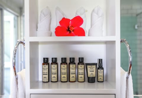 Luxury Villa | Bathroom | Shower, free toiletries, hair dryer, bathrobes