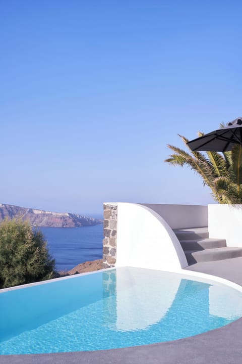 Seasonal outdoor pool, pool umbrellas, sun loungers