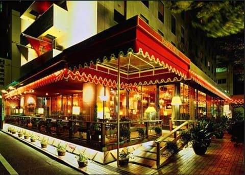 2 restaurants; breakfast and lunch served