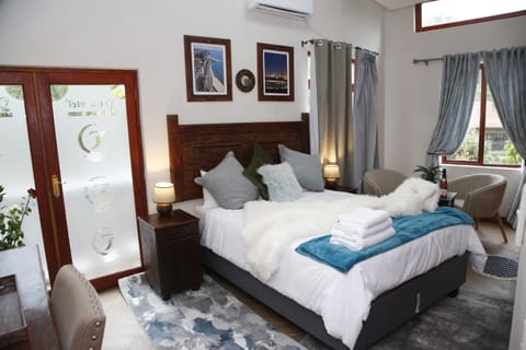 Family Room | Minibar, individually decorated, individually furnished, desk