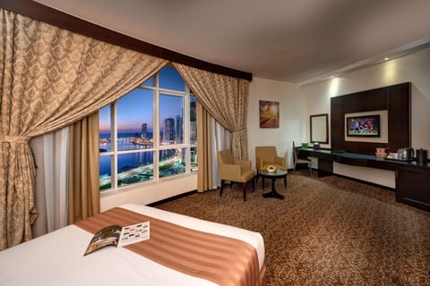 Business Room, 1 King Bed | Down comforters, memory foam beds, minibar, in-room safe