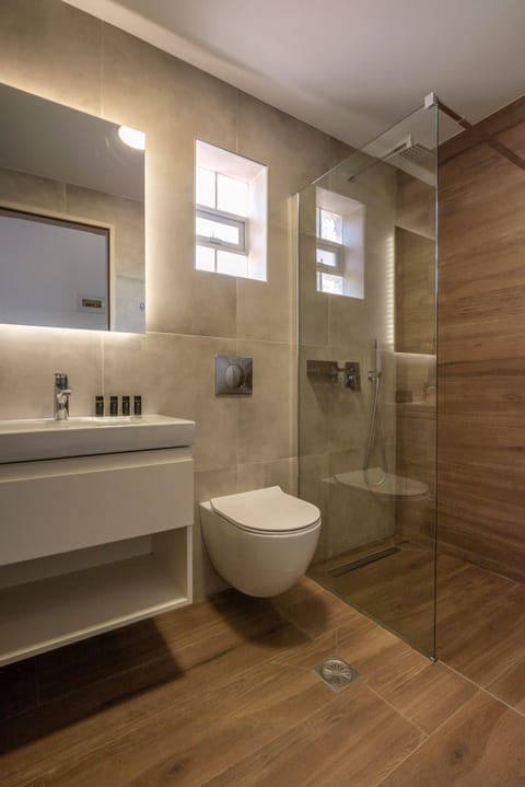 Deluxe Room, Sea View | Bathroom | Shower, free toiletries, hair dryer, slippers