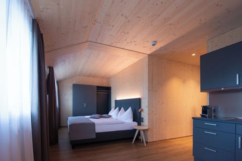 Deluxe Suite | Hypo-allergenic bedding, in-room safe, desk, laptop workspace