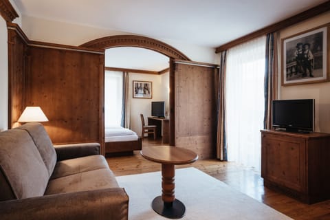 Room, 1 Queen Bed with Sofa bed (Quarzo Rosa) | Living area | Flat-screen TV