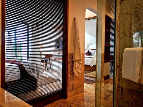 Deluxe Room | Bathroom | Separate tub and shower, rainfall showerhead, free toiletries