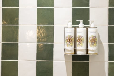 Combined shower/tub, designer toiletries, hair dryer, towels
