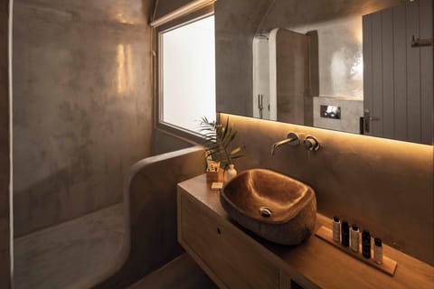 Infinity Residences with Outdoor Hot Tub | Bathroom | Shower, eco-friendly toiletries, hair dryer, bathrobes