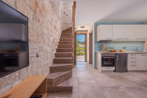 Fridge, oven, stovetop, coffee/tea maker