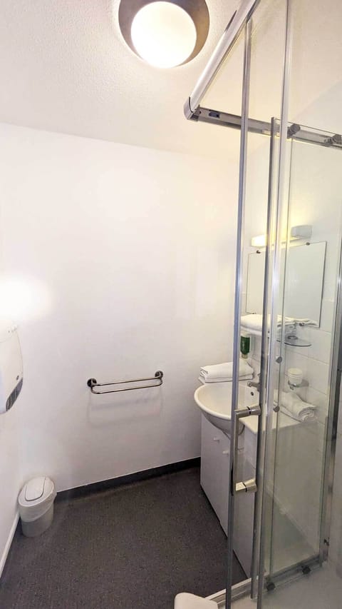 Basic Twin Room, 2 Twin Beds | Bathroom | Shower, hair dryer, towels