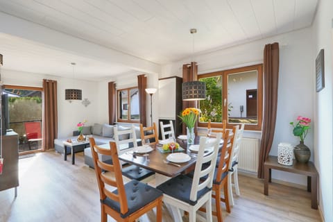 House, 5 Bedrooms | In-room dining