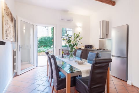 Apartment, 3 Bedrooms | In-room dining