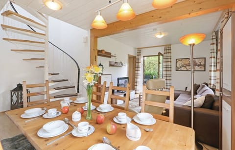 House, 5 Bedrooms | Living area | 40-inch LCD TV with satellite channels, TV, DVD player