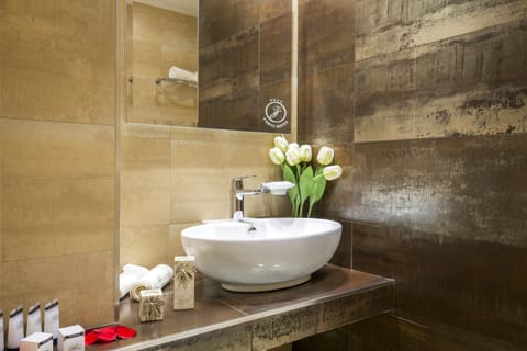 Family Double Room, Balcony | Bathroom | Shower, rainfall showerhead, free toiletries, hair dryer