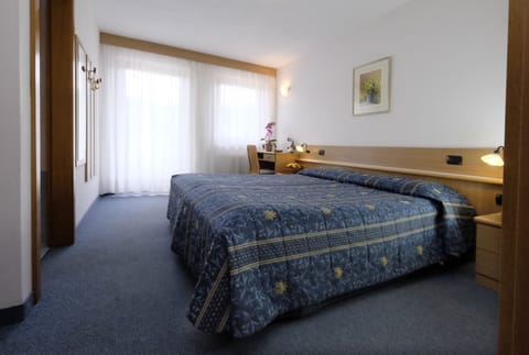 Comfort Double or Twin Room | In-room safe, desk, iron/ironing board, free WiFi