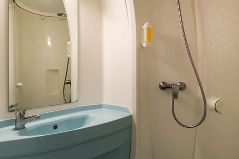 Standard Triple Room | Bathroom | Shower, free toiletries, hair dryer, towels