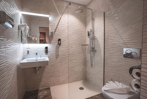 Standard Room | Bathroom | Shower, rainfall showerhead, hair dryer, towels