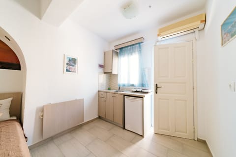 Standard Studio (for 2) | Private kitchen | Fridge, stovetop, electric kettle, cookware/dishes/utensils