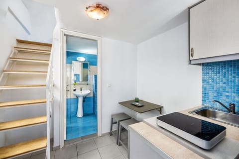 Honeymoon Duplex | Private kitchen | Fridge, stovetop, electric kettle, cookware/dishes/utensils