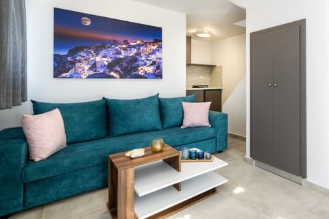 Honeymoon Suite, Beach View | Private kitchen | Fridge, stovetop, electric kettle, cookware/dishes/utensils