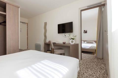 Family Quadruple Room | Premium bedding, in-room safe, desk, soundproofing