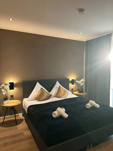 Double Room, Private Bathroom | Hypo-allergenic bedding, desk, blackout drapes, iron/ironing board