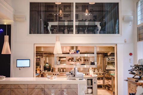 2 restaurants; breakfast, lunch, and dinner served