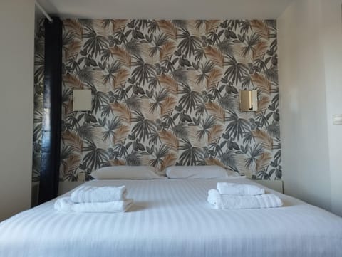 Classic Double Room, 1 Queen Bed | Premium bedding, Select Comfort beds, desk, iron/ironing board