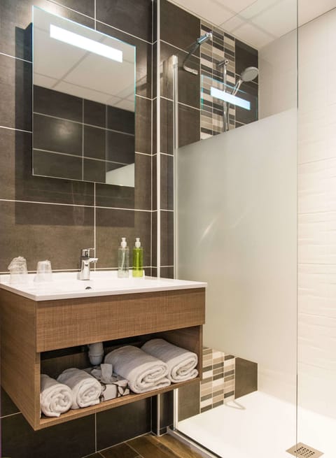 Combined shower/tub, free toiletries, hair dryer, towels