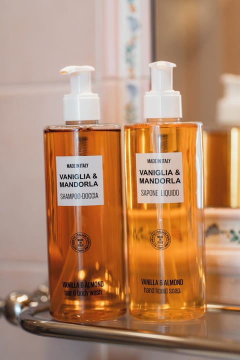 Family Room | Bathroom | Shower, free toiletries, hair dryer, bidet