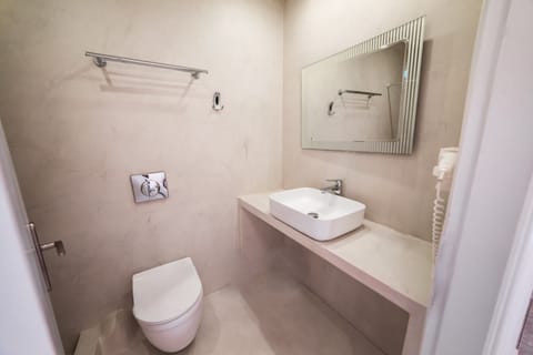 Superior Room | Bathroom | Free toiletries, hair dryer, towels