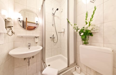 Double Room, 1 Queen Bed | Bathroom | Shower, hair dryer, towels