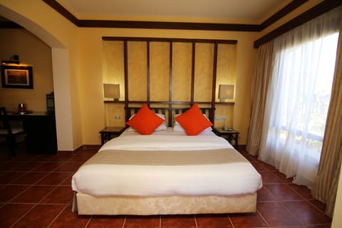 Minibar, free WiFi, bed sheets