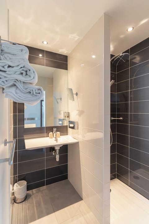 Comfort Room, 1 Queen Bed, Terrace, Garden View | Bathroom | Shower, free toiletries, hair dryer, towels