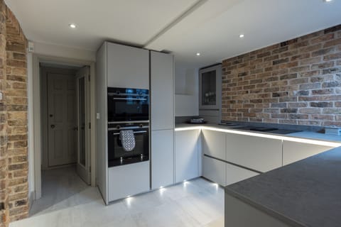 No7 Townhouse | In-room safe, individually decorated, individually furnished, desk