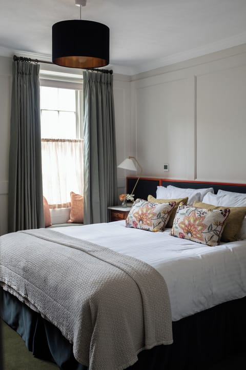 No7 Townhouse | In-room safe, individually decorated, individually furnished, desk