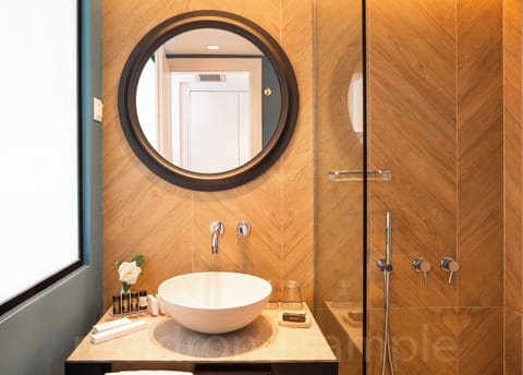 Superior Single Room, Sea View | Bathroom | Hair dryer, towels