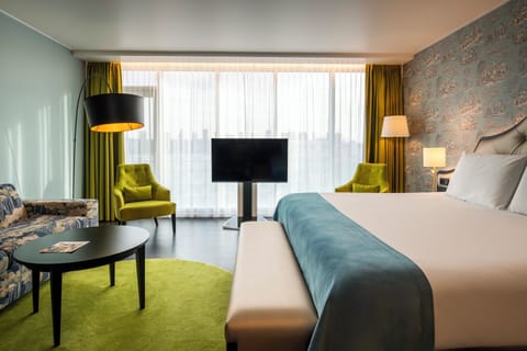 Premium bedding, in-room safe, desk, laptop workspace