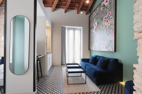 Suite, Hot Tub | In-room safe, desk, free WiFi, bed sheets