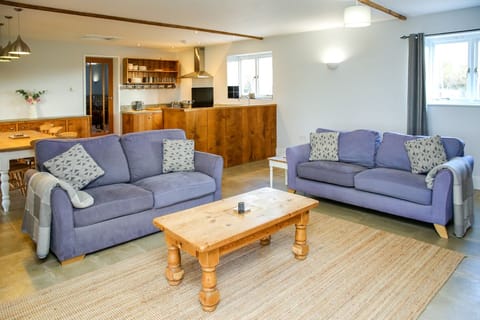 Comfort Bungalow | Living area | 37-inch flat-screen TV with digital channels, TV, fireplace