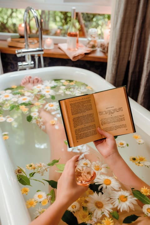 Classic Style Country Room | Bathroom | Shower, rainfall showerhead, free toiletries, hair dryer