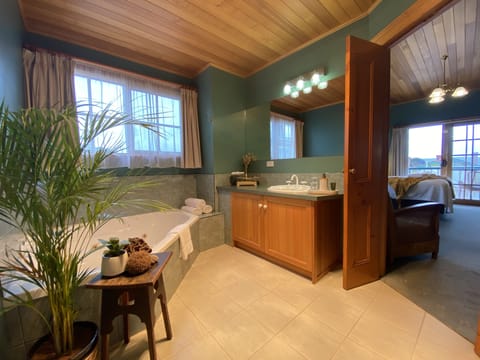 Beach View King Suite with Spa & Balcony | Bathroom | Free toiletries, hair dryer, bathrobes, towels