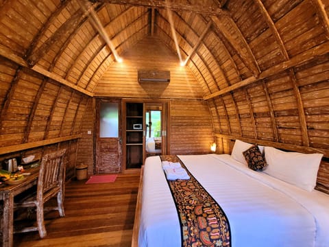 Lumbung Suite | Desk, rollaway beds, free WiFi, bed sheets