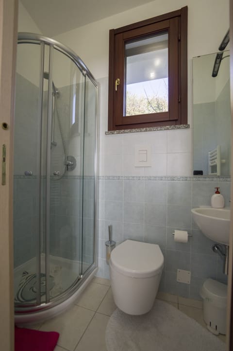 Twin Room | Bathroom | Shower, hair dryer, towels