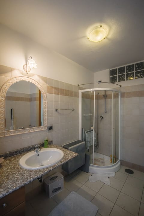 Classic Double Room with Private Bathroom Disability access | Bathroom | Shower, hair dryer, towels