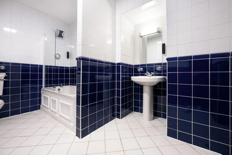 Superior Room | Bathroom | Hair dryer, towels