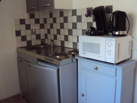 Studio | Private kitchenette | Fridge, microwave, stovetop, coffee/tea maker