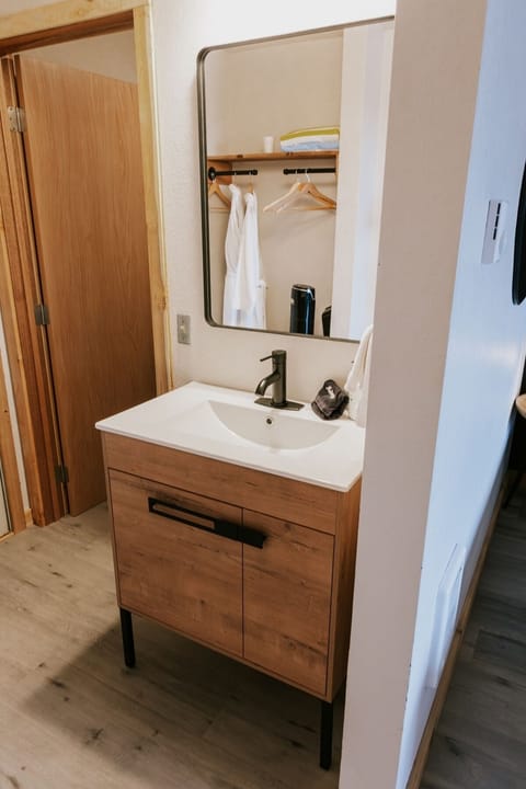 West King | Bathroom | Shower, free toiletries, hair dryer, bathrobes