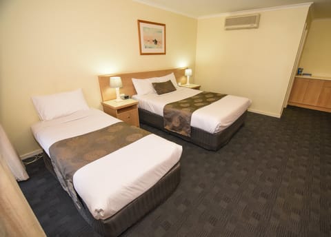 Twin Room | Minibar, in-room safe, desk, iron/ironing board