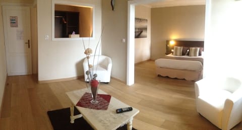 Suite | Living area | TV