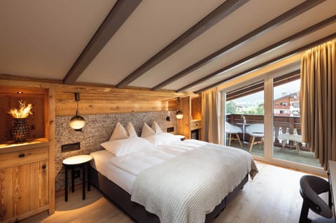 Junior Suite, Balcony | Hypo-allergenic bedding, minibar, in-room safe, individually decorated